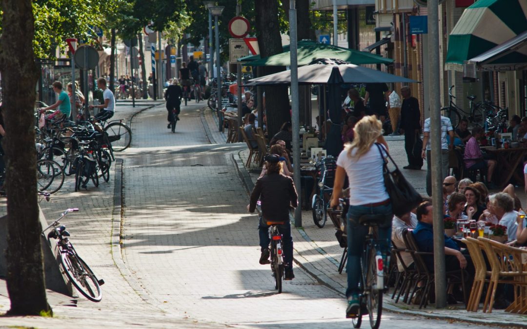 Fietsers fietsen op Gedempt Zuiderdiep zomer - Marketing Groningen