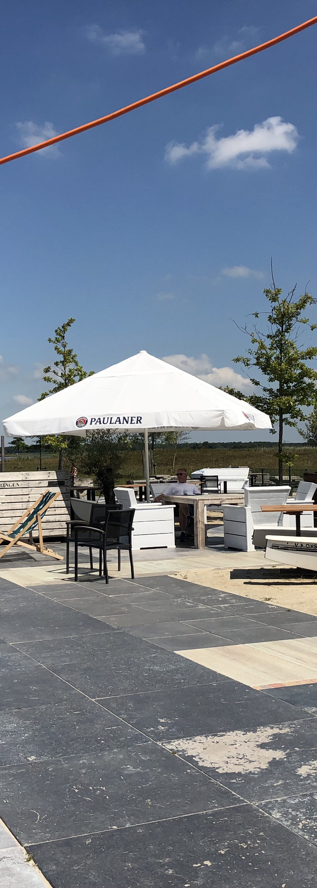StrandHuis Meerstad: terras aan strand Meeroevers Meerstad Groningen