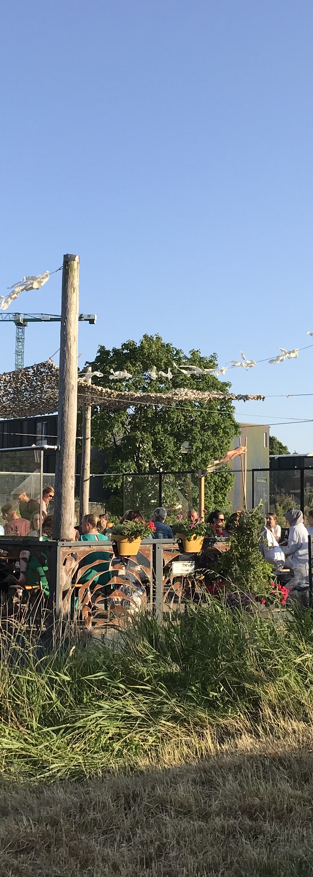 Terras op het water bij midden-oosters ren mediterraans restaurant Salmagundi's