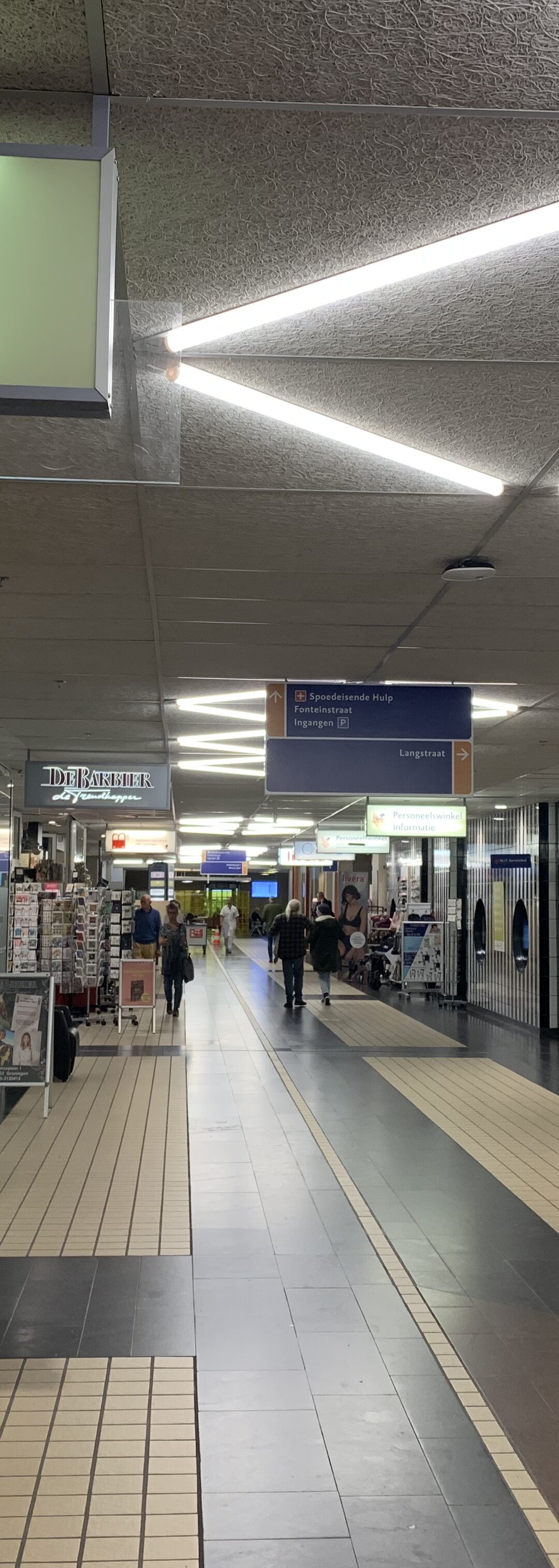 Wat is er te doen, winkelen en zien in het Universitair Medisch Centrum Groningen (UMCG): winkelstraat met Zuster