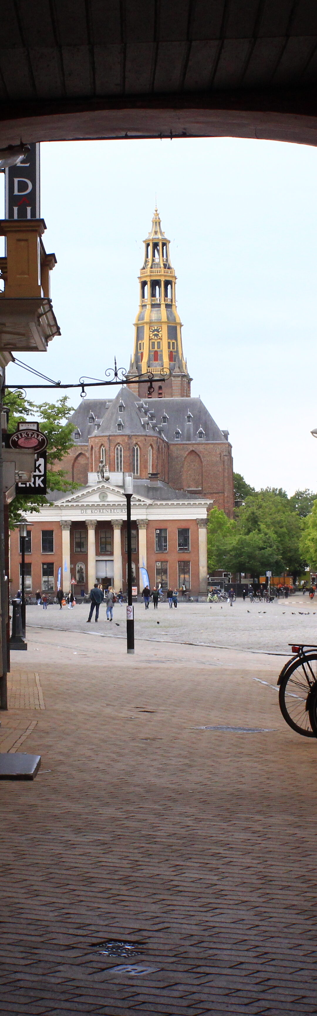 Doorkijkje vanuit Het Koude Gat naar de Vismarkt met de Korenbeurs. Foto door Aliese Oostmeijer tijdens fototour I Go Groningen 6 juni 2020