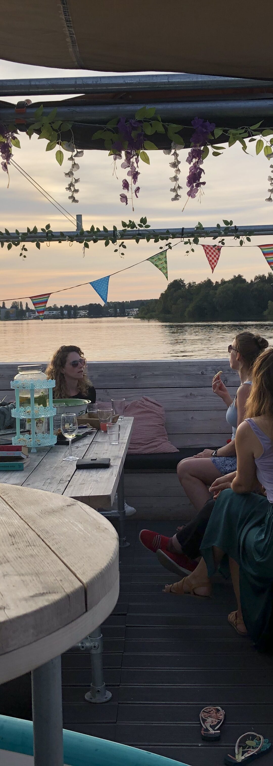 Een borrelboot of varend privéterras op het Paterswoldsemeer in Groningen met 2 SUPs