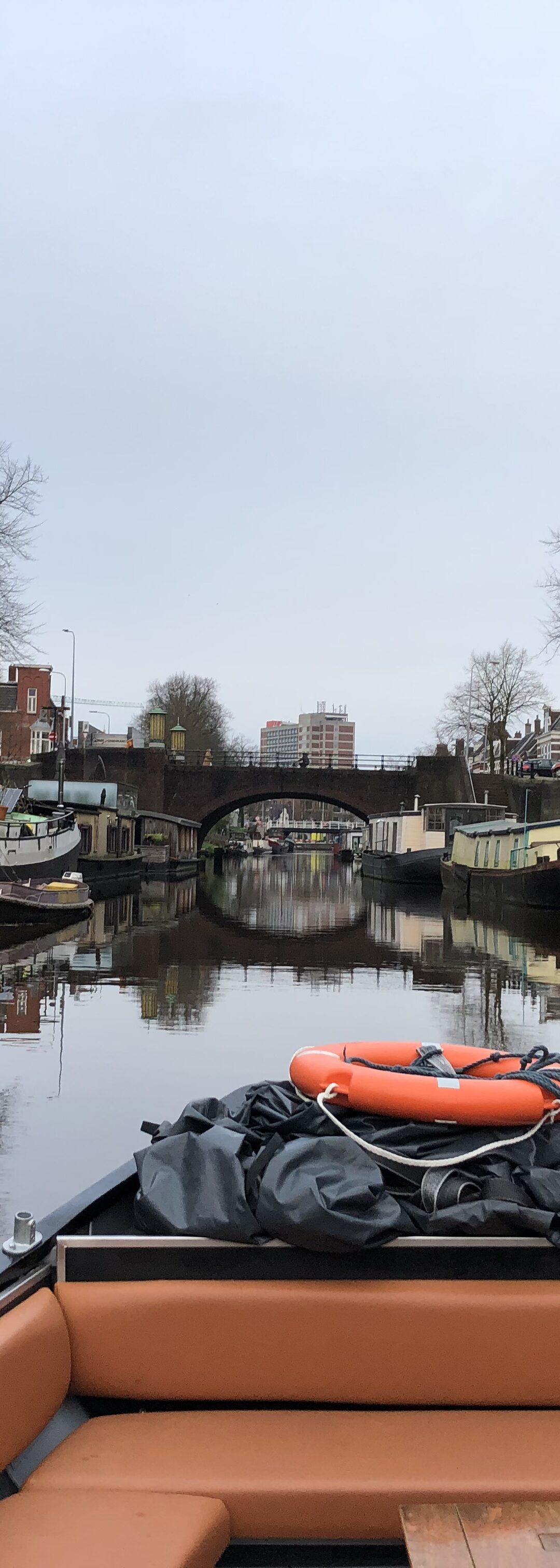 Bootje huren Groningen en varen door de diepen met schipper en onbeperkt drankjes aan boord