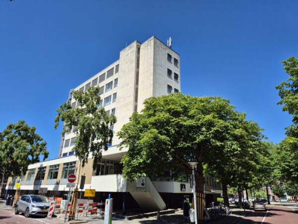 Radesingel 50 Groningen: Gemeentekantoor. Een van de markante gebouwen aan de Groningse singels